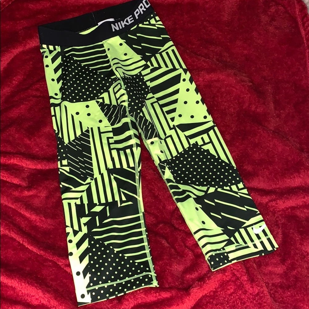 NIKE Pro Dri-Fit Capri Pants
